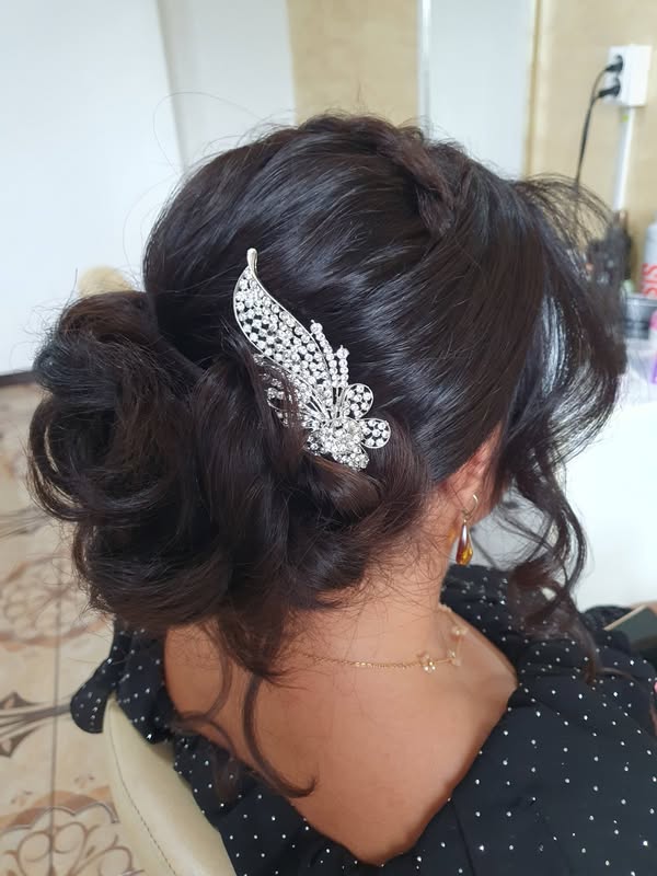 Coafură lejeră prinsă la spate, cu accesoriu argintiu