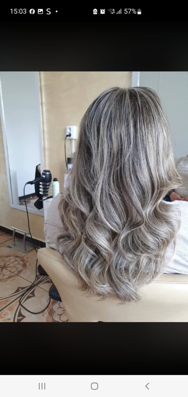 Balayage pe păr lung, cu șuvițe luminoase și onduleuri